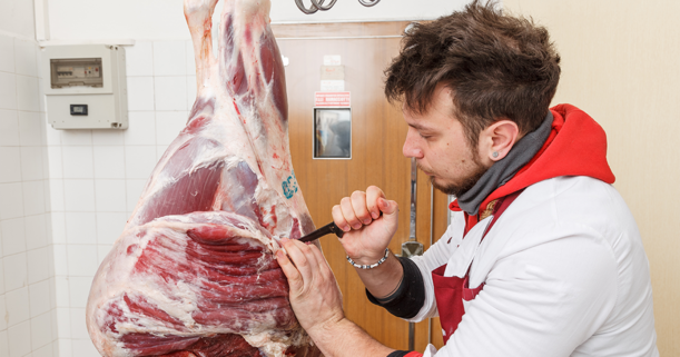 Ein Fleischer hatte einen Arbeitsunfall erlitten und konnte seinen Beruf nicht mehr ausüben.Für welchen Zeitraum hat er Anspruch auf Verletztengeld? © Adobe Stock - Von: ilcianotico