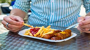 Annahme verbilligter Speisen während Dienstzeit rechtfertigt ordentliche Kündigung eines Mitarbeiters des Ordnungsamts.