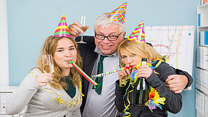 Alaaf und Helau – Karneval auch am Arbeitsplatz? Copyright by Racle Fotodesign / Fotolia