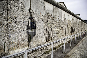 Die Berliner Mauer war über 21 Jahre lang ein Symbol für die deutsche Teilung. Am 9. November 1989 wird sie durchlässig und verschwindet schließlich ganz. Copyright by Adobe Stock/esebene 