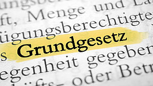 Verstöße gegen freiheitlich demokratische Grundordnung können Kündigung begründen. Copyright by kwarner /fotolia