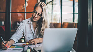 Die wissenschaftliche Mitarbeiterin arbeitete über das Befristungsende hinaus und erhielt auch ihre Vergütung dafür. © Adobe Stock: BullRun Die wissenschaftliche Mitarbeiterin arbeitete über das Befristungsende hinaus und erhielt auch ihre Vergütung dafür. © Adobe Stock: BullRun