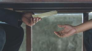 Die illegale Beschleunigungszahlung hätte den Kläger fast den Arbeitsplatz gekostet. © Adobe Stock: wirat Die illegale Beschleunigungszahlung hätte den Kläger fast den Arbeitsplatz gekostet. © Adobe Stock: wirat
