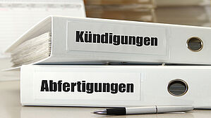 Kündigungen dürfen vor Abgabe der Massenentlassungsanzeige bei der Agentur für Arbeit unterschrieben werden. Copyright by stockpics / fotolia