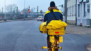 An Postzusteller mit E-Bike haben wir uns inzwischen alle gewöhnt. Copyright by Adobe Stock/Petair