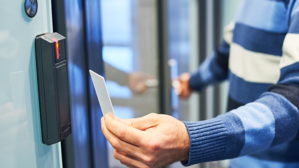 Dem gekündigten Wahlbewerber verweigerte der Arbeitgeber den Zugang zum Betrieb, obwohl ein Kündigungsschutzverfahren noch anhängig war. © Adobe Stock: Kadmy Dem gekündigten Wahlbewerber verweigerte der Arbeitgeber den Zugang zum Betrieb, obwohl ein Kündigungsschutzverfahren noch anhängig war. © Adobe Stock: Kadmy