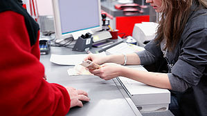 Fehlendes Geld in der Bargeldkasse - Müssen sich Arbeitnehmer*innen gegenseitig ans Messer liefern? Fehlendes Geld in der Bargeldkasse - Müssen sich Arbeitnehmer*innen gegenseitig ans Messer liefern?