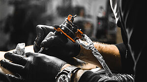Der gekündigte Lehrer hatte sich auf Arm, Brust und Bauch Tattoos der rechtsextremen Szene stechen lassen. Copyright by Adobe Stock/xartproduction Der gekündigte Lehrer hatte sich auf Arm, Brust und Bauch Tattoos der rechtsextremen Szene stechen lassen. Copyright by Adobe Stock/xartproduction