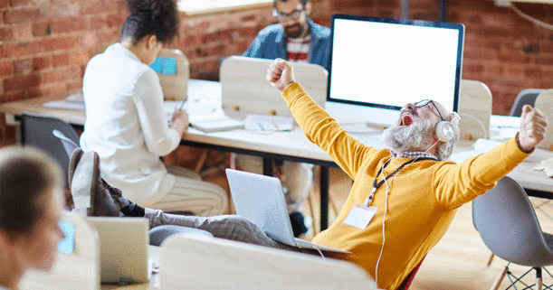 Auch ältere Menschen können und wollen gerne noch weiter arbeiten, selbst wenn sie eine Rente wegen teilweiser Erwerbsminderung beziehen. Bei der Deutschen Post AG gibt es dafür eindeutige Regeln. Copyright by Adobe Stock/pressmaster