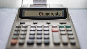 Die Deutsche Rentenversicherung prüft automatisch, bei welchen Rentner*innen Anspruch auf einen Aufschlag zur Rente besteht. Copyrigt by Adobe Stock/ Ralf Geithe Die Deutsche Rentenversicherung prüft automatisch, bei welchen Rentner*innen Anspruch auf einen Aufschlag zur Rente besteht. Copyrigt by Adobe Stock/ Ralf Geithe
