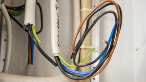 Lose Kabel haben in einer Dusche nun wirklich nichts zu suchen. © Adobe Stock: bilderhexchen Lose Kabel haben in einer Dusche nun wirklich nichts zu suchen. © Adobe Stock: bilderhexchen