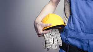 Kurz vor Ende des dritten Ausbildungsjahres sollte der junge Mann seinen Hut nehmen, doch das Arbeitsgericht entschied zu seinen Gunsten. © Adobe Stock: DDRockstar Kurz vor Ende des dritten Ausbildungsjahres sollte der junge Mann seinen Hut nehmen, doch das Arbeitsgericht entschied zu seinen Gunsten. © Adobe Stock: DDRockstar