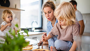 Bei Menschen mit wenig Einkommen, die Kinder haben, kann unter Umständen ein Kinderzuschlag verhindern,dass sie Hartz  IV beantragen müssen. Copyright by Adobe Stock/Halfpoint