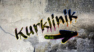 Wenn die Kurklinik eine Entlassung als arbeitsunfähig bescheinigt und die Mitteilung der Krankenkasse innerhalb der Frist zugeht, wahrt dies den Anspruch auf Krankengeld. Copyright by Reimer/fotolia Wenn die Kurklinik eine Entlassung als arbeitsunfähig bescheinigt und die Mitteilung der Krankenkasse innerhalb der Frist zugeht, wahrt dies den Anspruch auf Krankengeld. Copyright by Reimer/fotolia