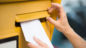 Dass die Arztpraxis die AU-Meldung rechtzeitig wegschickt, darauf kann man sich nicht immer verlassen. Copyright by Adobe Stock/Andrey Popov Dass die Arztpraxis die AU-Meldung rechtzeitig wegschickt, darauf kann man sich nicht immer verlassen. Copyright by Adobe Stock/Andrey Popov
