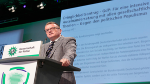 Die Polizei muss nicht verbotene Versammlungen schützen. Copyright by GdP/Hagen Immel Die Polizei muss nicht verbotene Versammlungen schützen. Copyright by GdP/Hagen Immel