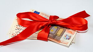 Der Arbeitgeber darf dem Betriebsrat Informationen über Sonderzahlungen nicht mit Verweis auf Datenschutz vorenthalten. Copyright by PIXMatex/Fotolia Der Arbeitgeber darf dem Betriebsrat Informationen über Sonderzahlungen nicht mit Verweis auf Datenschutz vorenthalten. Copyright by PIXMatex/Fotolia
