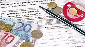 Gehaltsnachzahlungen im Bemessungszeitraum können Elterngeld erhöhen. Copyright by PhotographyByMK/Fotolia Gehaltsnachzahlungen im Bemessungszeitraum können Elterngeld erhöhen. Copyright by PhotographyByMK/Fotolia