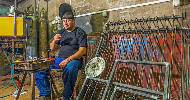 Trotz seiner Belastung mit Schweißgasen griff der Kläger in der Pause gerne mal zur Zigarette. 	© Adobe Stock -  Roman_23203