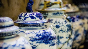 Wer eine Vorgesetzte als „Ming-Vase“ bezeichnet, grenzt sie aus und würdigt sie herab. Copyright by Adobe Stock/ tiverylucky