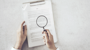 Der Teufel steckt oft im Detail, deshalb empfiehlt es sich, ein Zeugnis genau unter die Lupe zu nehmen. Copyright by Adobe Stock/sebra Der Teufel steckt oft im Detail, deshalb empfiehlt es sich, ein Zeugnis genau unter die Lupe zu nehmen. Copyright by Adobe Stock/sebra