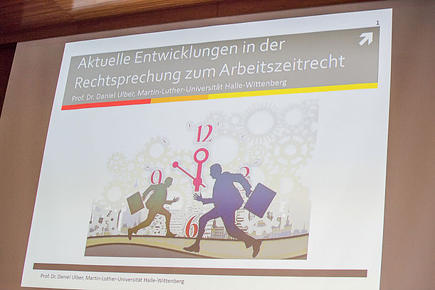 Beim diesjährigen Campus Arbeitsrecht verteilten sich die Besucher*innen nach der Eröffnung und dem Referat der Präsidentin des Bundesarbeitsgerichts auf vier Foren. Eines davon beschäftigte sich mit dem Thema „Streitobjekt Arbeitszeit".