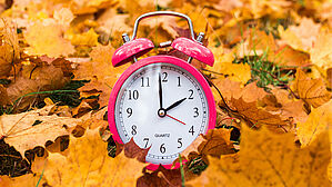 Die Zeitumstellung bringt für alle eine Stunde mehr Schlaf - außer man ist im Dienst. Copyright by detailblick-foto/Adobe