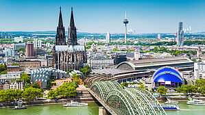 Aus Köln kommen gute Nachrichten für tarifgebundene Leiharbeitnehmer in der Metall- und Elektroindustrie NRW. Copyright by Adobe Stock/ engel.ac