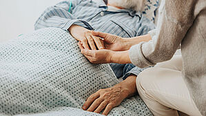 Der Krankenschwester in der Intensivpflege setzte die Empathie für einen verstorbenen Patienten stark zu. © Adobe Stock: Photographee.eu Der Krankenschwester in der Intensivpflege setzte die Empathie für einen verstorbenen Patienten stark zu. © Adobe Stock: Photographee.eu