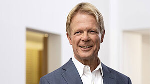 Der DGB-Vorsitzende Reiner Hoffmann ist froh, dass sich der Koalitionsausschuss auf eine Verlängerung des Kurzarbeitergeldes verständigt hat. Quelle: DGB Der DGB-Vorsitzende Reiner Hoffmann ist froh, dass sich der Koalitionsausschuss auf eine Verlängerung des Kurzarbeitergeldes verständigt hat. Quelle: DGB