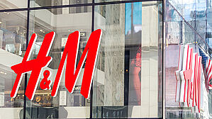 Die Handelskette H&M stritt mit einer Verkäuferin um Zuschläge für Mehrarbeit in Höhe von 13,84 €. Copyright by Mariakray/Adobe Stock