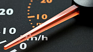 Fast nichts zeigte der Tacho an und doch sollte es für eine Kündigung reichen. © Adobe Stock: Björn Wylezich Fast nichts zeigte der Tacho an und doch sollte es für eine Kündigung reichen. © Adobe Stock: Björn Wylezich