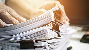 Arbeitgeber gewinnen nicht unbedingt bei Gericht, nur weil Großkanzleien Unmengen an Papier wortreich füllen. Copyright by Adobe Stock/smolaw11 Arbeitgeber gewinnen nicht unbedingt bei Gericht, nur weil Großkanzleien Unmengen an Papier wortreich füllen. Copyright by Adobe Stock/smolaw11