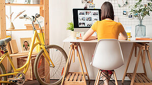 Während die Eine sicher weiß, dass sie zuhause effizienter arbeiten kann, hat der Andere vielleicht Bedenken wegen der Vermischung von Job und Privatleben. Copyright by pressmaster/Adobe Stock Während die Eine sicher weiß, dass sie zuhause effizienter arbeiten kann, hat der Andere vielleicht Bedenken wegen der Vermischung von Job und Privatleben. Copyright by pressmaster/Adobe Stock