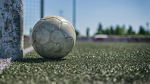 Fußballspielen auf einem betrieblichen Turnier fällt nicht immer unter den Schutz der Unfallversicherung. Copyright by mpix-foto/fotolia
