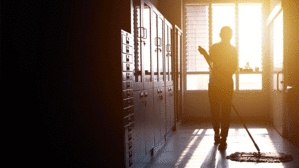Das Arbeitsverhältnis von Innenreinger*innen, die in einer Schule eingesetzt sind, ruht in den Ferien, wenn dies wirksam vereinbart ist. Copyright by Adobe Stock/settapong Das Arbeitsverhältnis von Innenreinger*innen, die in einer Schule eingesetzt sind, ruht in den Ferien, wenn dies wirksam vereinbart ist. Copyright by Adobe Stock/settapong
