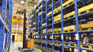 Unfallversicherungsschutz für Arbeitsplatzbewerberin bei Sturz im Hochteillager? © Adobe Stock - Von industrieblick Unfallversicherungsschutz für Arbeitsplatzbewerberin bei Sturz im Hochteillager? © Adobe Stock - Von industrieblick