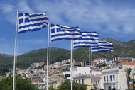 Eine griechische Regelung, die nur Männern von erwerbstätigen Frauen einen Erziehungsurlaub zugesteht, ist europarechtswidrig.