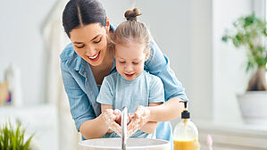 Im öffentlichen Dienst des Bundes können Beamt*innen und Tarifangestellte bis zu 20 freie Tage für die Betreuung ihrer Kinder während der Pandemie bekommen. Copyright by Adobe Stock/Konstantin Yuganov Im öffentlichen Dienst des Bundes können Beamt*innen und Tarifangestellte bis zu 20 freie Tage für die Betreuung ihrer Kinder während der Pandemie bekommen. Copyright by Adobe Stock/Konstantin Yuganov