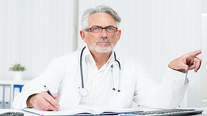 Amtsarzt, Experte in allen Fachbereichen? Copyright by Racle Fotodesign/Fotolia Amtsarzt, Experte in allen Fachbereichen? Copyright by Racle Fotodesign/Fotolia