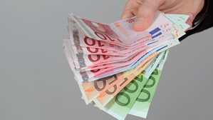 Ein Beamter muss zu viel gezahlte Dienstbezüge zurückzahlen. © Adobe Stock - photo 5000 Ein Beamter muss zu viel gezahlte Dienstbezüge zurückzahlen. © Adobe Stock - photo 5000