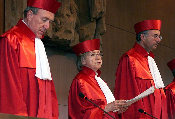 Jutta Limbach (Mitte) verkündet eine Entscheidung des Bundesverfassungsgerichts.  Neben ihr die Verfassungsrichter Bertold Sommer (links) und Paul Kirchhof (rechts). Copyright by Reuters Photographer/Adobe Stock