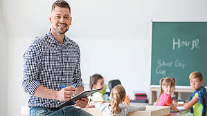 Fehlerhafte Anhörung des Personalrats-Kündigung eines Lehrers mit rechtsextremen Tattos unwirksam. Copyright by Pixel-Shot/ Adobe Stock Fehlerhafte Anhörung des Personalrats-Kündigung eines Lehrers mit rechtsextremen Tattos unwirksam. Copyright by Pixel-Shot/ Adobe Stock