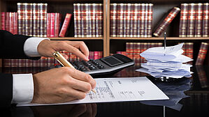 Führt Anwaltsrechnung zu schnellerem Arbeitslosengeld? Copyright by Andrey Popov/Fotolia Führt Anwaltsrechnung zu schnellerem Arbeitslosengeld? Copyright by Andrey Popov/Fotolia