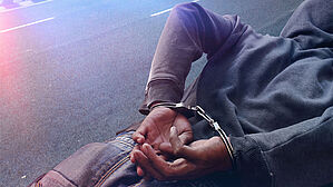 Polizist tritt einen am Boden liegenden Tatverdächtigen. Sofortige Entlassung begründet. Copyright by Adobe Stock/ fotokitas