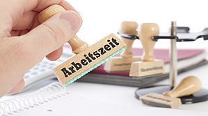 Urlaubs- und Feiertage dürfen nicht mit dem Arbeitszeitkonto verrechnet werden. Copyright by Finanzfoto/fotolia Urlaubs- und Feiertage dürfen nicht mit dem Arbeitszeitkonto verrechnet werden. Copyright by Finanzfoto/fotolia