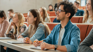 Anspruch auf Hartz IV Leistungen für Teilzeit-Studierende. Copyright by Adobe Stock/ Gorodenkoff