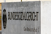 Zu lange Prozessdauer vor den Sozialgerichten führt zum Entschädigungsanspruch (Eingangsschild des Bundessozialgerichts Quelle:  Bundessozialgericht, Dirk Felmeden)