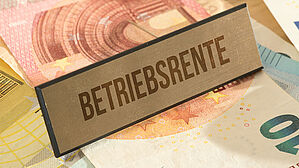 Für den Leistungsanspruch aus einer betrieblichen Altersvorsorge kommt es auf das Alter
bei Beginn des Arbeitsverhältnisses an. Copyright by Adobe Stock/studio v-zwoelf Für den Leistungsanspruch aus einer betrieblichen Altersvorsorge kommt es auf das Alter
bei Beginn des Arbeitsverhältnisses an. Copyright by Adobe Stock/studio v-zwoelf