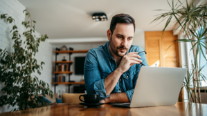 Wer den ganzen Tag im Homeoffice arbeitet braucht auch mal eine Pause. © Adobe Stock: bnenin Wer den ganzen Tag im Homeoffice arbeitet braucht auch mal eine Pause. © Adobe Stock: bnenin